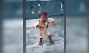 মিষ্টি বাচ্চা কি সুন্দর নাচছে