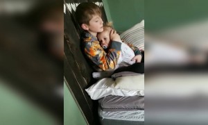 দেখুন দাদা বোনের জন্য কি সুন্দর গান করছে