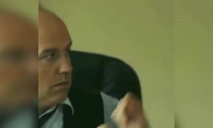 বসকে বোকা বানানোর আগে আশে পাশে কে আছে দেখে নিতে হয়