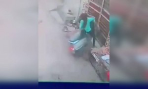 বেচারি মেয়েটার স্কুটি এক্সিডেন্ট হয়ে গেল