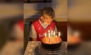 বেচারা বাচ্চা কে একা জন্মদিন মানাতে হচ্ছে