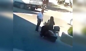 এই মেয়েটা লোকটার পেছনে পরে গেছে