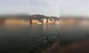 গঙ্গার ধরে বসতে খুবই ভাল লাগে