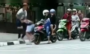 রাস্তার মাঝে এসব কি হচ্ছে?