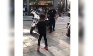 এই পুলিশ তো দারুন নাচে