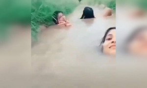 সুইমিং পুলে ছবি তোলে লোকে জানতাম, কিন্তু এটা আবার কি