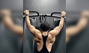 দেখুন টাইগার শ্রফ দারুন ব্যায়াম করছেন