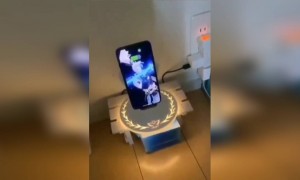 কি সুন্দর মোবাইল চার্জার দেখুন