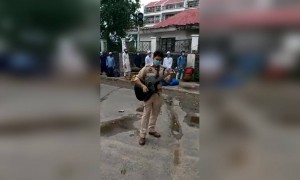 জম্মু স্টেশনে ডেপুটি সুপারিনটেনডেন্ট যাত্রীদের জন্য গাইলেন গান