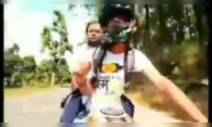 বাবাকে বাইকে স্পীডে চালানোর চ্যালেঞ্জ করলেন ছেলে, দেখুন কি হলো