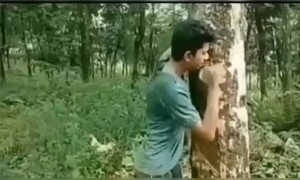 লোকটা ভয় পেয়ে গেছে