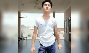 এমন মেকআপ যে বোঝাই যাবে ছেলে না মেয়ে