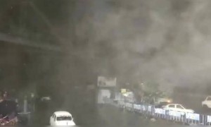 আম্ফান ঝড়ের সময় হাওড়া ব্রিজের নিচে দৃশ্য