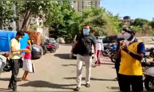 মুম্বাই পুলিশ অফিসার নিতিন পওয়ার করোনাকে হার মানিয়ে ফিরলেন কাজে