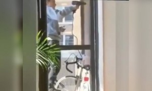 এভাবে দেওয়াল ফুটো কে করে?