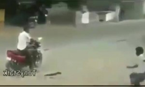 এই লোকটা মনে হয় অনেক মদ খেয়ে নিয়েছে