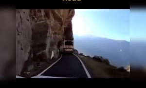 এরকম রাস্তায় এভাবে যেতে ভয়েই লাগবে