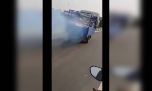 এই অটোটাকে এরকম একা কে ছেড়ে দিয়েছে