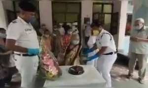 এক মহিলার ৮৭তম জন্মদিন পালন করলেন কলকাতা পুলিশ এক বৃদ্ধাশ্রমে