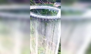 দেখুন চিনে এক ম্যানমেড ঝর্ণা