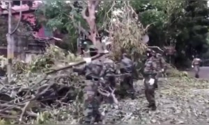 আম্ফানের পর আবার সব স্বাভাবিক করতে সাহায্য করছেন সেনা জওয়ানরা