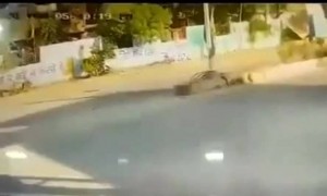 চোখ বন্ধ করে বাইক চালাচ্ছে নাকি?