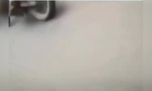 কি মনে পড়ছে গলাটা কার?