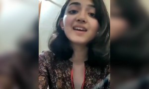 কি সুন্দর গান করে মেয়েটি শুনুন