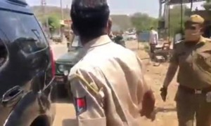 এক আর্মি অফিসার পুলিশদের দিলেন মিষ্টি, প্রশংসা করলেন কাজের