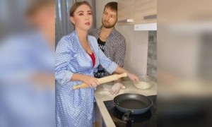 টিভি দেখতে দেখতে রান্না করলে যা হয়