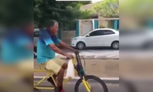 সাইকেল চালাচ্ছে এক কিউট ফ্যামিলি