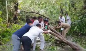 দেখুন আমফানের পর সব কিছু আবার ঠিক করার জন্য কত কষ্ট করছে কলকাতা পুলিশ