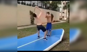 কি অসাধারণ টাইমিং দেখুন