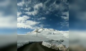 কি সুন্দর পাহাড়ের বরফ ভরা রাস্তা