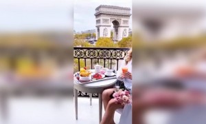 ব্যালকনি থেকে কি সুন্দর দৃশ্য! বলতে পারবেন এটা কোন শহর?