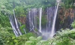 কলকলকরে বইছে ঝর্ণা ।