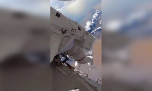 মহাকাশে ভ্ৰমণ