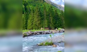 আঁকাবাঁকা বইছে নদী