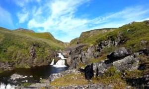 কলকল করে বইছে ঝর্ণা