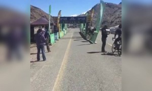 হাসতে হাসতে পেট ব্যথা হয়ে যাবে ভিডিওটি দেখলে ।