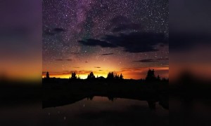 নিঝুম রাত ,তারায় ঝলমল আকাশ ।