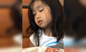 খুবই কিউট বাচ্চা মেয়েটি