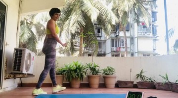 ঘরে থেকেও কিভাবে ফিট থাকতে হয় দেখালেন মন্দিরা বেদি