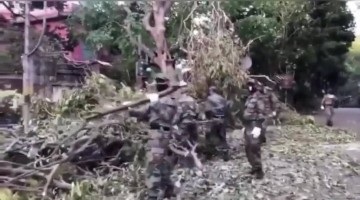 আম্ফানের পর আবার সব স্বাভাবিক করতে সাহায্য করছেন সেনা জওয়ানরা