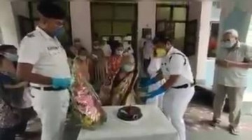 এক মহিলার ৮৭তম জন্মদিন পালন করলেন কলকাতা পুলিশ এক বৃদ্ধাশ্রমে